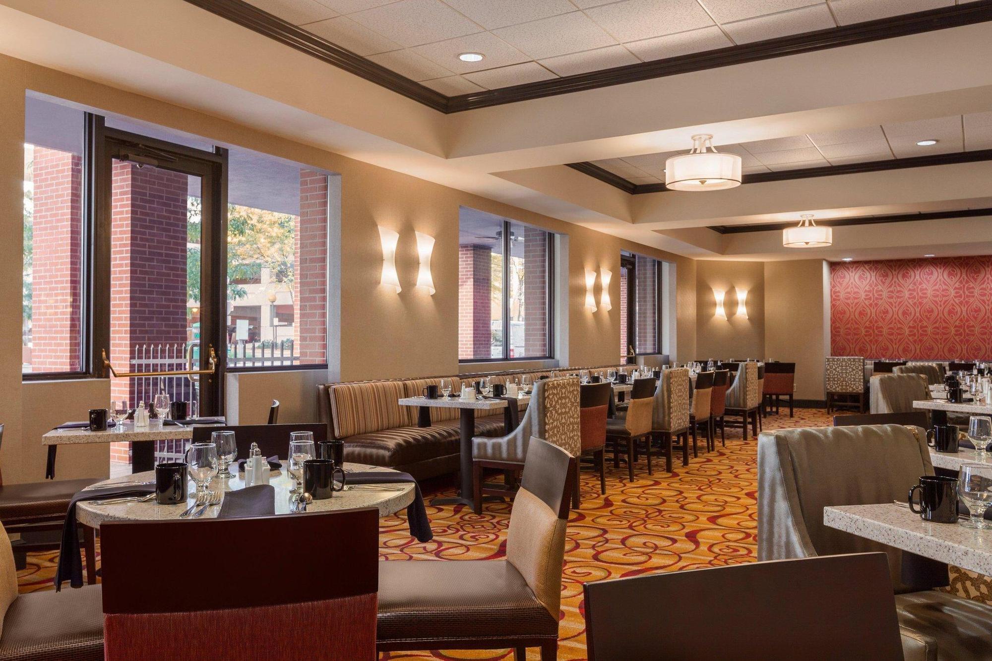 Hilton Fort Wayne At The Grand Wayne Convention Center (Adults Only) מראה חיצוני תמונה